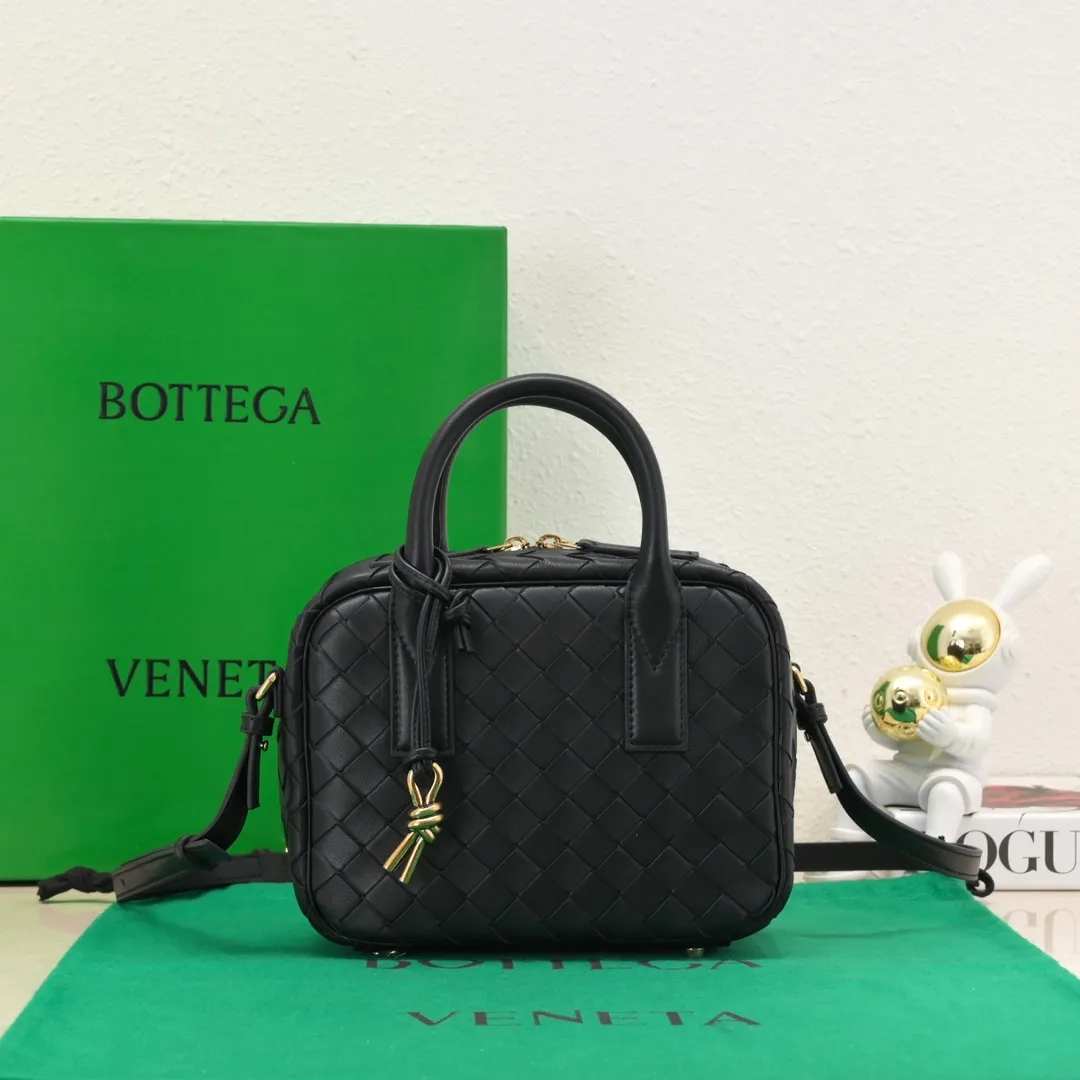Batch 1560 BV2024 Spring Get Away small square box, retro and fashionable small size, multiple carrying methods, retro and fashionable, lightweight bag, practical space, same style for men and women! ! ! A fashionable must-have item, brass knotted rope pendant, chic and elegant, low-key luxury and tasteful, versatile item. Style number: 6763 Size: 23.5*17.9*9cm